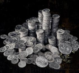 Część z 6,5 tys. srebrnych monet odnalezionych we wraku „Kronana”.