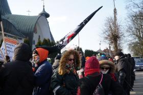 Na pierwszym planie Kinga Kamińska z Obywateli RP rozmawia z fotografem Renatą Zawadzką-Ben Dor (tyłem), która przyjechała dokumentować wydarzenia w Hajnówce.