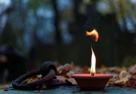 Wraz ze świeckimi dzierżawcami cmentarnych kaplic pojawili się mistrzowie ceremonii. Świeckie pogrzeby przestały być atrybutem partyjnych dygnitarzy, wojskowych i milicjantów, choć wciąż jeszcze były ekscentryczną rzadkością. To się zaczęło zmieniać.