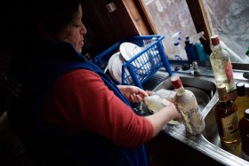 Dona Ana jest właścicielką miejscowej dyskoteki. Co sobota czyści butelki z alkoholem i zaprasza do siebie tych, którzy wrócili do Chaiten po katastrofie.