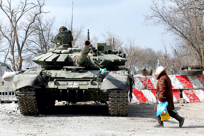 Rosyjski czołg w oblężonym Mariupolu