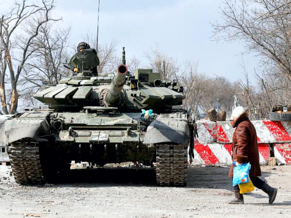 Rosyjski czołg w oblężonym Mariupolu