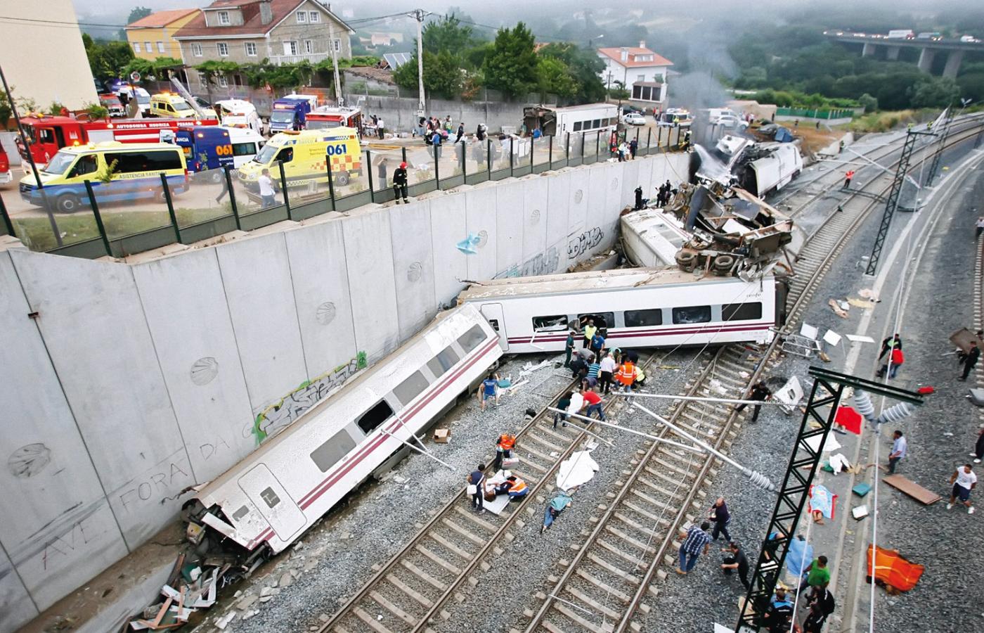 Zniszczony pociąg po zderzeniu z betonowym murem.