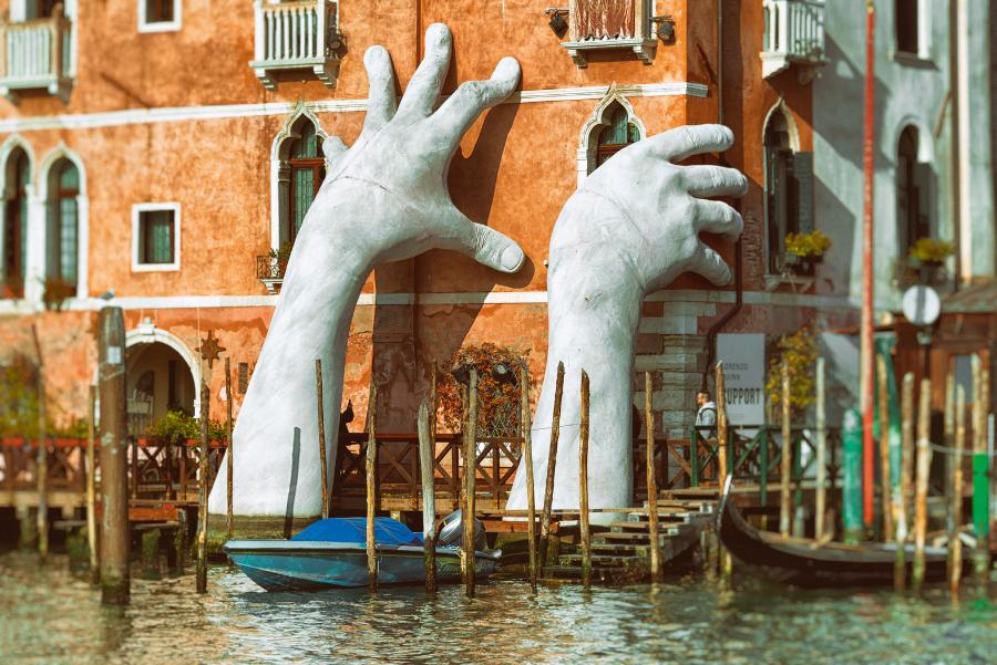 Zwracająca uwagę na zmiany klimatu rzeźba Lorenza Quinna na Canale Grande w Wenecji.