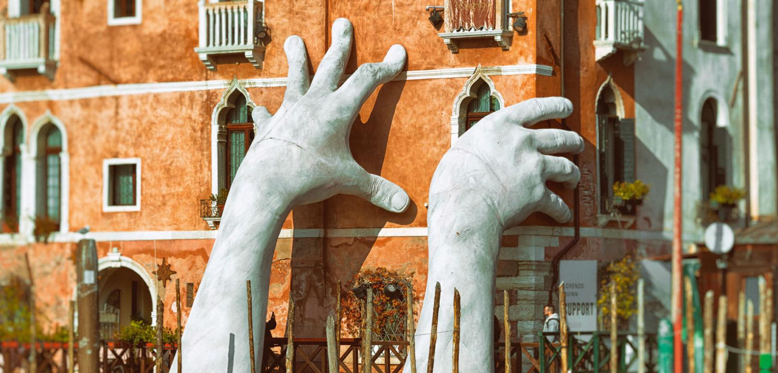 Zwracająca uwagę na zmiany klimatu rzeźba Lorenza Quinna na Canale Grande w Wenecji.