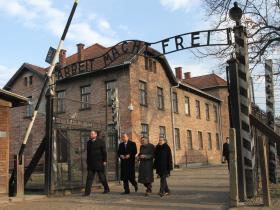 Z sekretarzem generalnym ONZ Ban Ki-moonem i jego żoną podczas wizyty w Auschwitz-Birkenau.