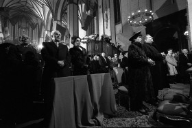 Msza w warszawskiej archikatedrze św. Jana po zaprzysiężeniu. Z lewej ostatni prezydent na uchodźstwie Ryszard Kaczorowski z żoną