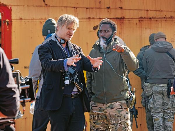 Christopher Nolan z Johnem Davidem Washingtonem na planie filmu „Tenet”.
