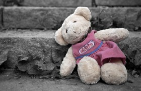 Powszechnie dostępnym orężem w rozwodowej bitwie stało się oskarżenie małżonka o wykorzystywanie seksualne dziecka