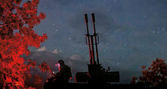 Ukraiński żołnierz obrony przeciwlotniczej w obwodzie chersońskim