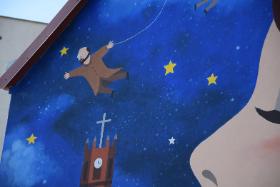 Wstępny projekt muralu został odrzucony, bo „dzieci wielokulturowe były nadmiernie uwypuklone”.