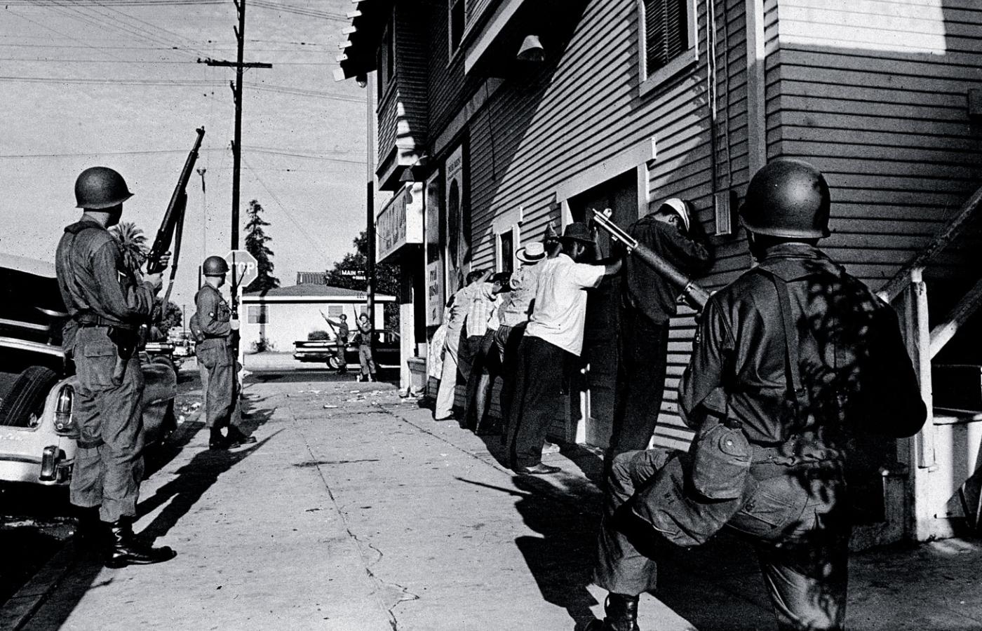Pacyfikacja Los Angeles przez żołnierzy Gwardii Narodowej, 1965 r.