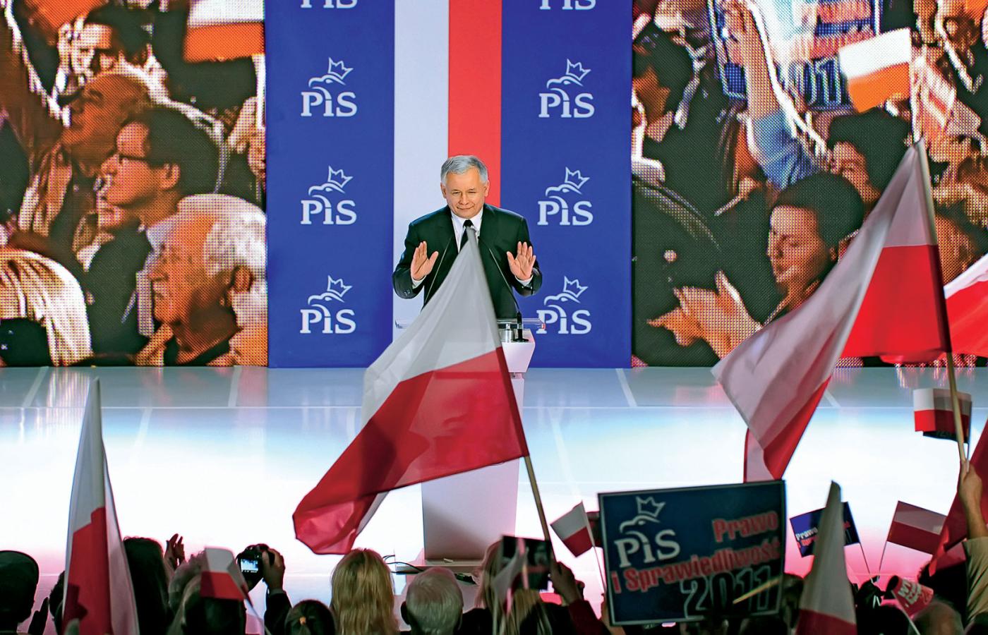 Jarosław Kaczyński jest uwielbiany przez swoją armię. Im bardziej zaostrza się konflikt polityczny, tym entuzjaści prezesa stają się bardziej zwartą i gotową pracować dla niego grupą.