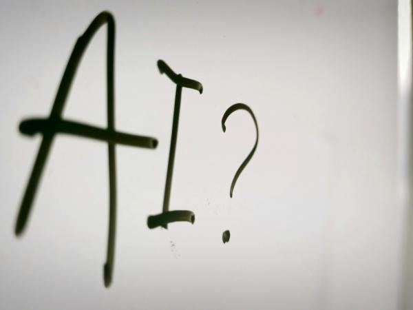 Rozwiązanie problemu tzw. halucynacji jest w zasięgu ręki. Kłopot w tym, że może stać w sprzeczności z modelem biznesowym największych graczy z branży AI.