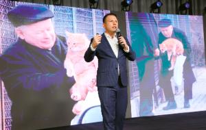 Sławomir Mentzen trzyma w miarę równy dystans do PiS i KO.