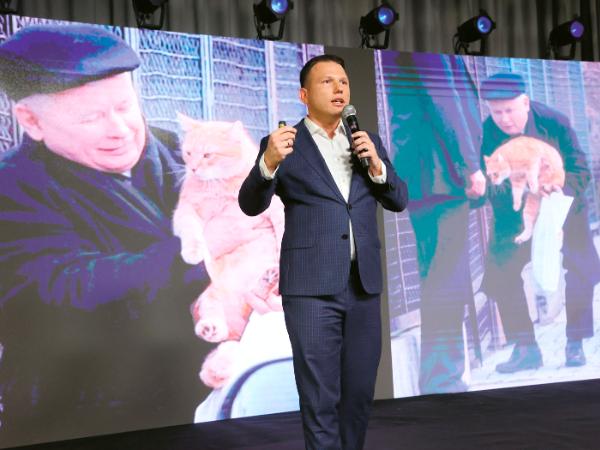 Sławomir Mentzen trzyma w miarę równy dystans do PiS i KO.