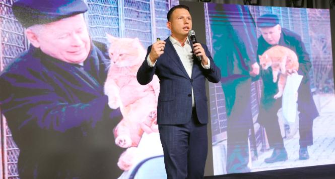 Sławomir Mentzen trzyma w miarę równy dystans do PiS i KO.