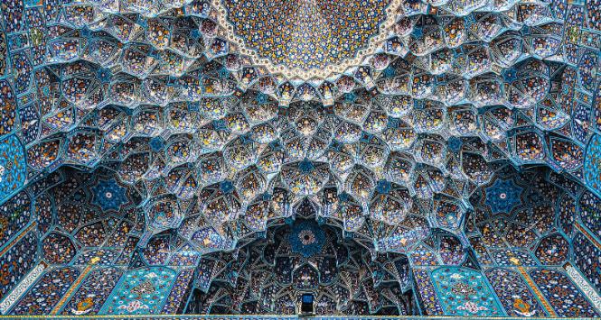 Stalaktytowy ornament wejścia do Wielkiego Meczetu w Isfahanie, którego najstarsza część pochodzi z 772 r., z czasów Abbasydów.