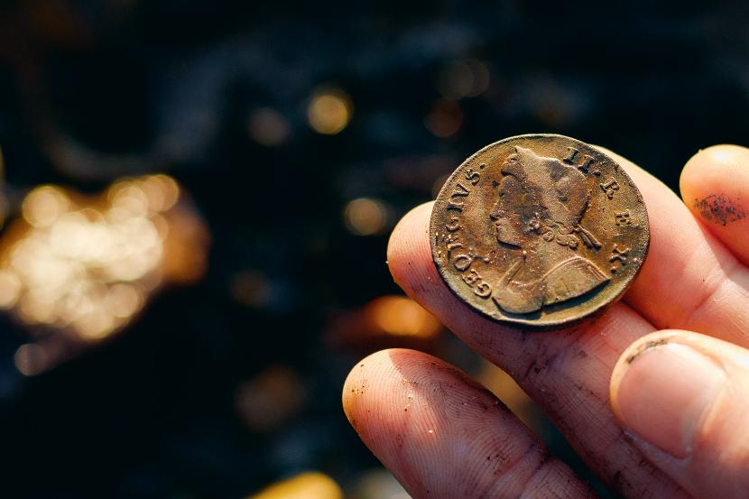 Moneta z 1737 roku znaleziona na brzegach Tamizy.