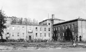 Sierociniec towarzystwa „Nasz Dom” w Warszawie, w którym Janusz Korczak wprowadzał swoje nowatorskie metody wychowawcze. Stan z 1958 r.
