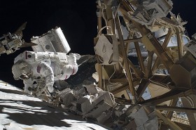 Astronauta Mike Foreman wykonuje skomplikowane zadania podczas wyjścia poza ISS.