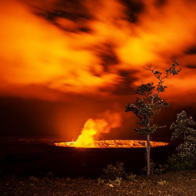 Halemaumau, czyli jezioro lawowe w kraterze wulkanu Kīlauea.