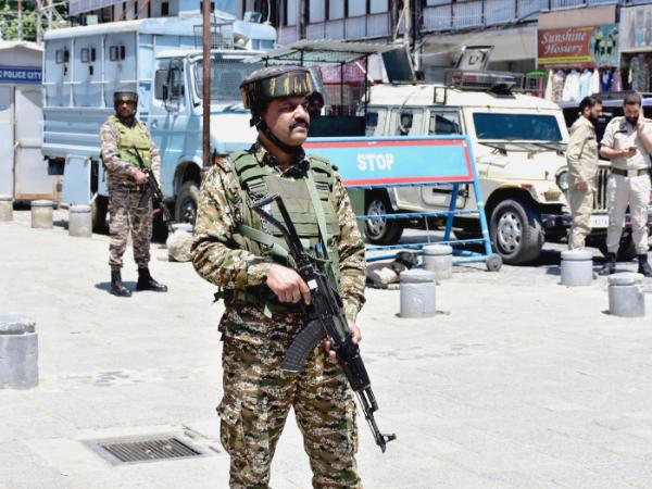Indyjskie oddziały paramilitarne w Srinagarze w Kaszmirze podczas napięcia z Pakistanem, 30 kwietnia 2025 r.