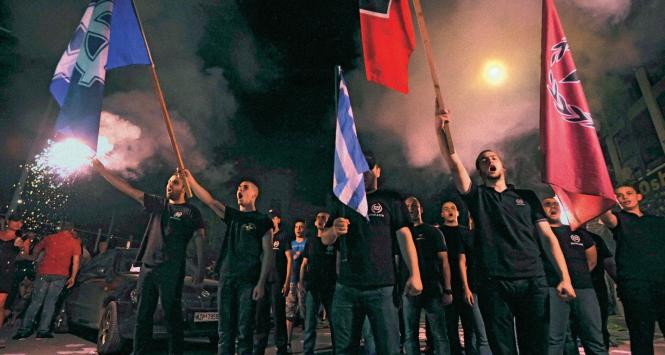 Saloniki, greccy neofaszyści świętują wyborczy sukces swojej partii.