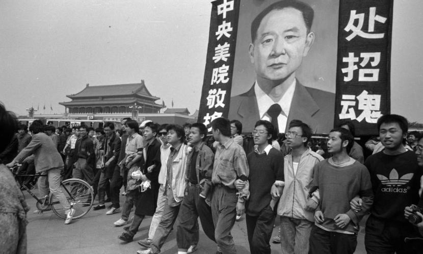 Prodemokratyczne protesty rozpoczęły się w kwietniu 1989 r. od upamiętnienia zmarłego sekretarza Komunistycznej Partii Chin Hu Yaobanga.