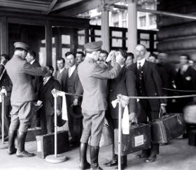 Badanie zdrowia imigrantów na Ellis Island w latach 20. XX w.