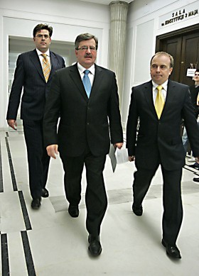 Bronisław Komorowski i jego przyboczni - Jaromir Sokołowski (z lewej) oraz Jerzy Smoliński (z prawej). Obaj współpracowali z nim jeszcze w Sejmie
