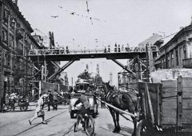 Historyczne zdjęcie kładki na Chłodnej.