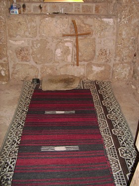 O. Dario śpi na macie, która ma chronić przed wilgocią, za poduszkę służy mu kamień. Prosty krzyż u wezgłowia, budzik, paczka chusteczek i lekarstwa na skalnej półce to jedyne ślady nowoczesności.