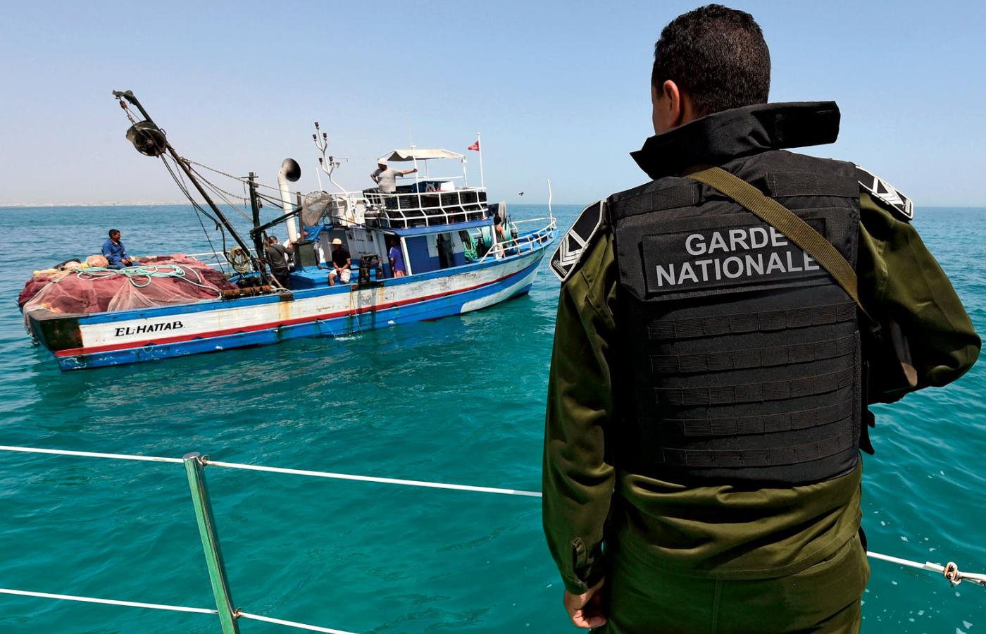 Tunezyjczycy strzegą nie tylko granic lądowych, w poszukiwaniu nielegalnych imigrantów kontrolują także łodzie rybackie.