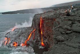 Lawa wypływająca z wulkanu Kilauea to nieustająca atrakcja turystyczna.
