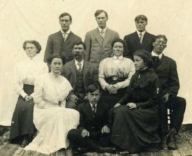 Pocztówka ze zdjęciem rodzinnym. 1910 r.