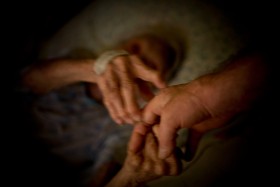 Choroba zwyrodnieniowa powykręcała jej stawy w kolanach i dłoniach.