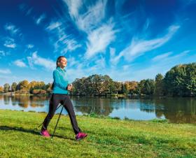 Nordic walking zagościł w Polsce dobrych kilkanaście lat temu. Jego popularność rośnie, ale wciąż nie w takim tempie, jakiego oczekiwaliby entuzjaści tego rodzaju aktywności.