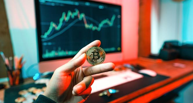 Wartość bitcoina, najbardziej znanego z cyfrowych tokenów, skurczyła się o prawie połowę i w styczniu wróciła do poziomów z lipca zeszłego roku.