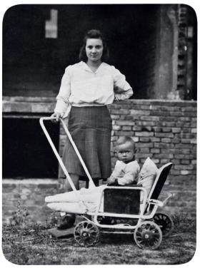 Halina Wiśniewska z synem urodzonym 1 sierpnia 1944 r., fotografia z 1945 r.