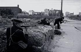 Marynarze Floty Bałtyckiej w czasie walk na ulicach Wyborga, 1944 r.