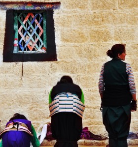 Kobiety modlą się przed świątynią Dżokhang, buddyjskim ośrodkiem duchowym w Lhasie, istniejącym od VII w.