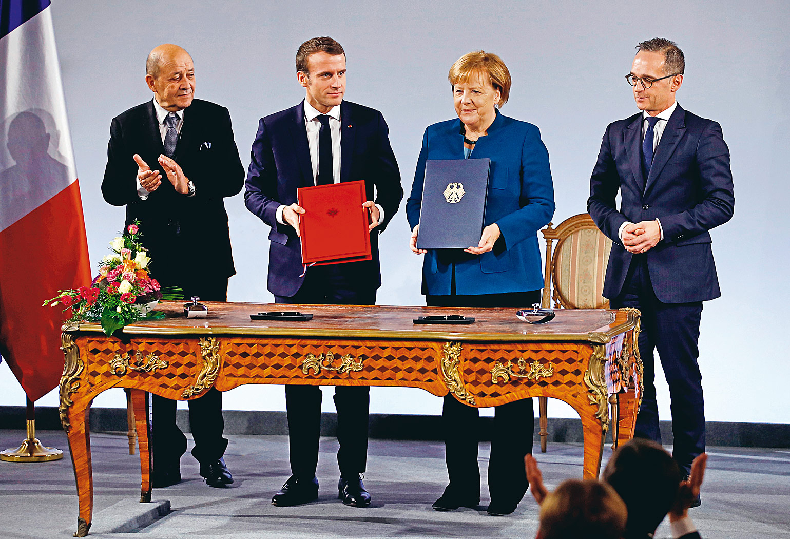 Французская конвенция. Международные соглашения Франции. Франция и Германия. Германия документ подписанный Меркель. Макрон и Меркель Ахенский договор.