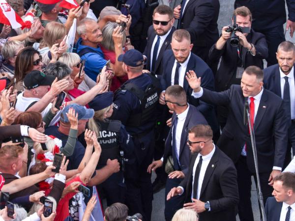 Karol Nawrocki z pierwszą damą idą do Pałacu Prezydenckiego