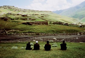 Północny Azerbejdżan - mężczyźni patrzą w dal.