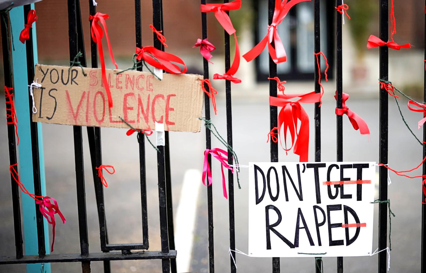 Londyńska policja prowadzi dochodzenia związane z napastowaniem i gwałtami w ponad stu szkołach.
