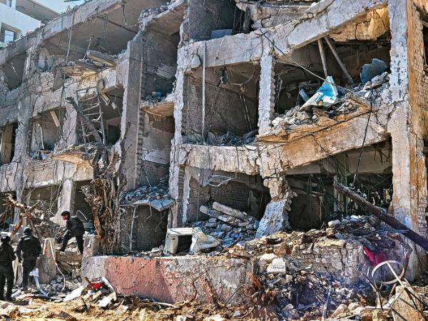 Zniszczony przez irańską rakietę budynek w Tel Awiwie.