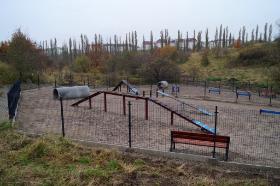 Na ogrodzonym terenie na psiaki czekają takie atrakcje jak: slalom, równoważnia, kładka, tuby, drążki i kółka do skoków – przyrządy, z których skorzystają zarówno miłośnicy agility, jak i amatorzy. Każde z urządzeń posiada instrukcję obsługi. Kolejnym atutem terenu jest osobna, wydzielona sekcja dla mniejszych psów z urządzeniami dostosowanymi do ich wzrostu.