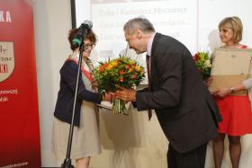 Red. Baczyński wręcza kwiaty Elżbiecie Moczarskiej. Z prawej Anna Machcewicz, nagrodzona za opracowanie listów więziennych Zofii i Kazimierza Moczarskich.