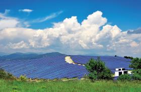 W Polsce energetyka fotowoltaniczna to dziś margines. Tu farma słoneczna we francuskim Mess.